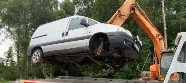 Skrotbil vid återvinning – metallpriser, koppar, aluminium och katalysatorns innehåll påverkar ersättningen och hur nettobudet räknas ut.