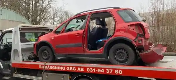 Prisgraf för metaller bredvid en skrotbil som visar hur industrins efterfrågan, export och säsong påverkar ersättningen vecka för vecka.