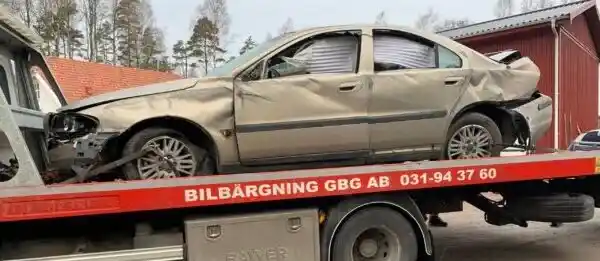 Bil med obetald skatt avregistreras inför skrotning medan ägaren hanterar skuld separat