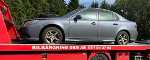 Bilägare granskar offert och kontrollerar villkor för att undvika prisavdrag