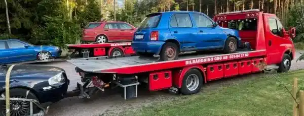 Skrotbil med diagram över metallpriser och marknadsdata som illustrerar objektiv värdering baserad på risk och material