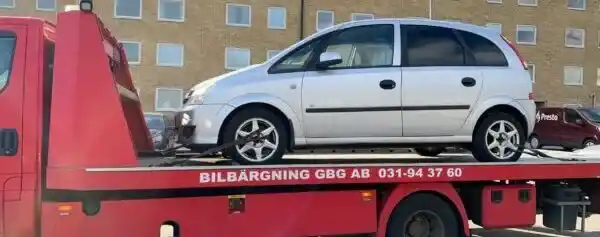 Bilägare kontrollerar betalning och dokument vid upphämtning av skrotbil