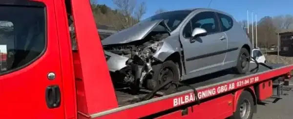 Skrotbil som säljs till uppköpare där planerad upphämtning och tydlig betalningsprocess gör affären snabb och smidig.