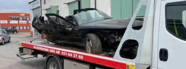 Skrotbil som säljs snabbt där uppköpare värderar bilen och hämtar den för återvinning och ekonomisk ersättning.